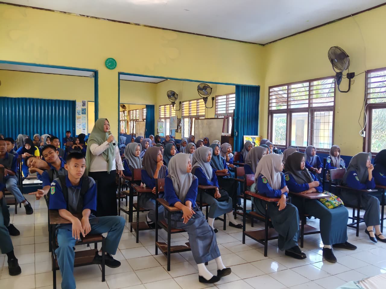 Pemberian Materi Koding dan Kecerdasan Artifisial (KKA) bagi Peserta Didik Kelas X